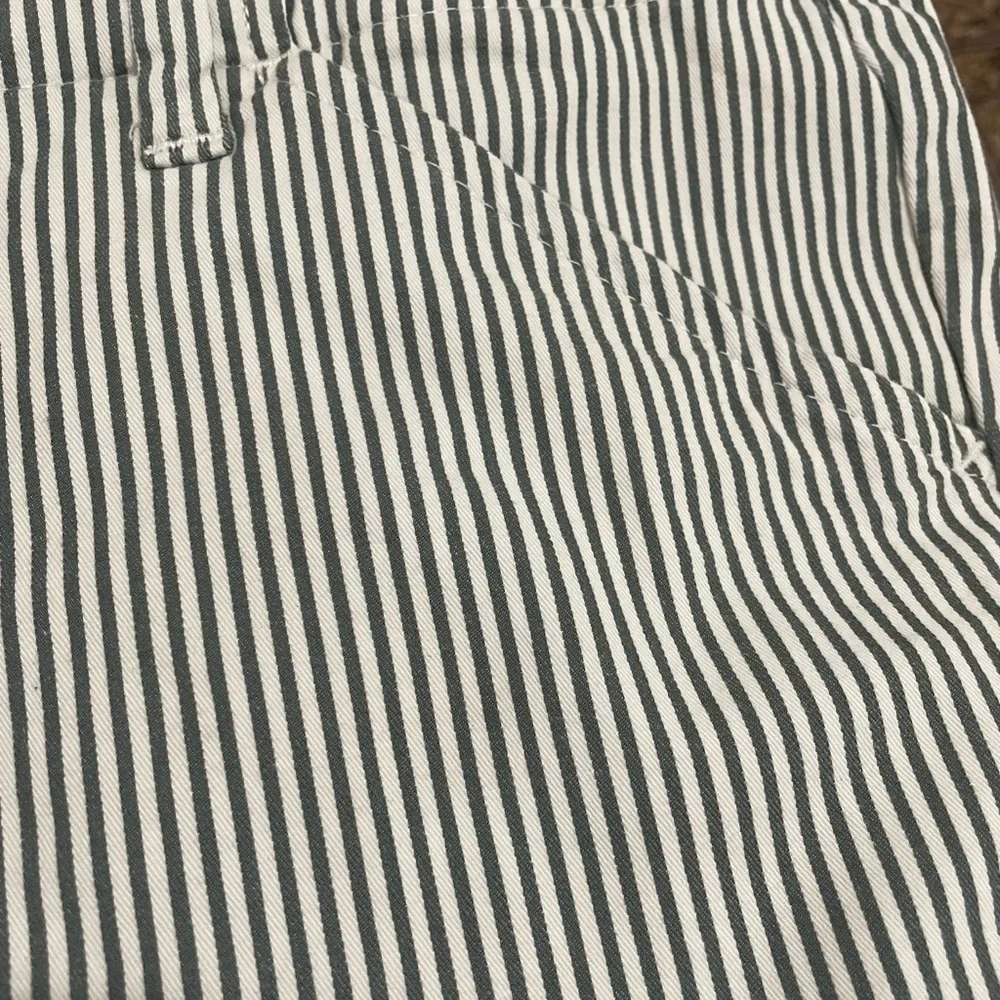Lee women’s size 10 white and gray stripes 96% cotton shorts